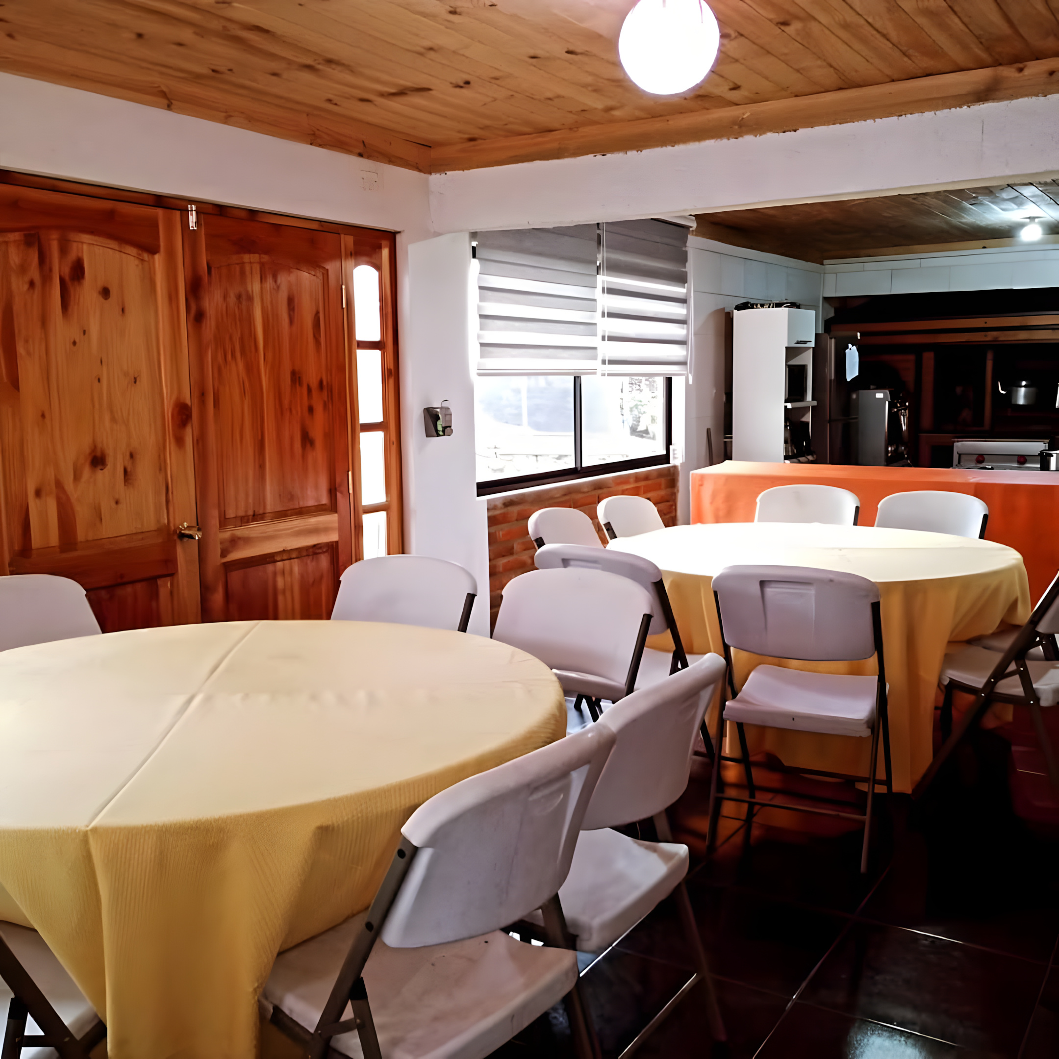 Salón de eventos de Cabañas Lemunantu con capacidad para 40 personas